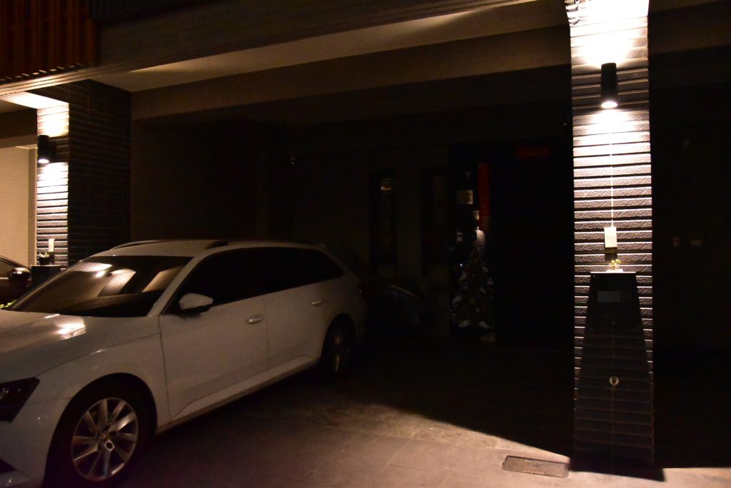 客戶原先車庫燈光不足，回家需要另外開燈，所以想添購太陽能燈