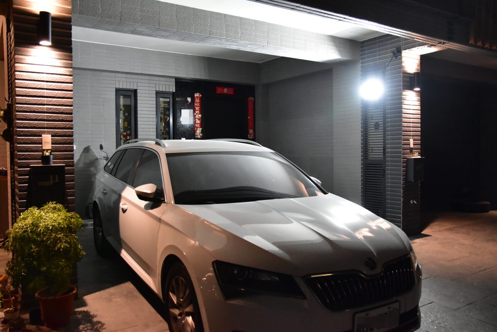 車庫案例，賽思太陽能燈開啟白光模式