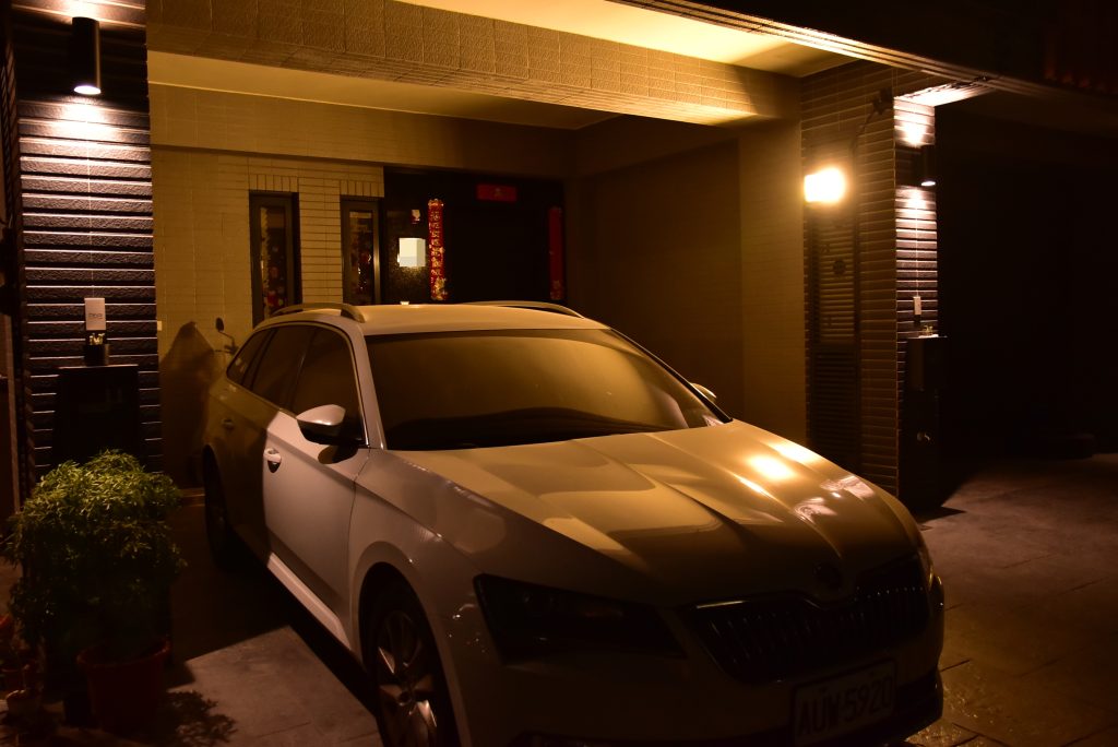 車庫案例，賽思太陽能燈開啟黃光模式