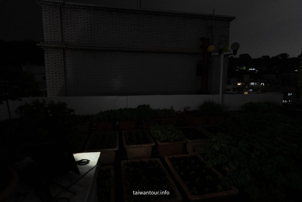 未安裝太陽能投射燈的菜園夜間環境，現場昏暗幾乎無照明